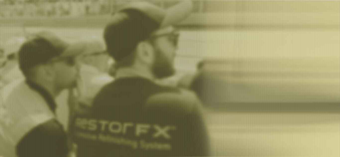 RestorFX-stifter og Latinamerika-divisionsdirektør, der ser på tribunen ved et Grand Prix-autoløb