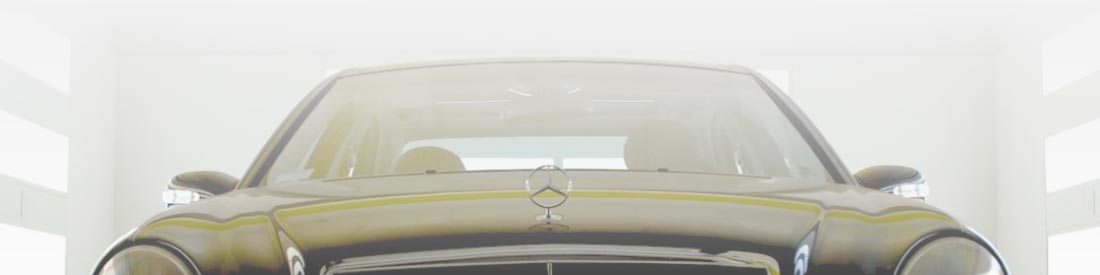 Foto editorial de un Mercedes negro brillante y brillante con un fondo de luces de pared LED en perspectiva