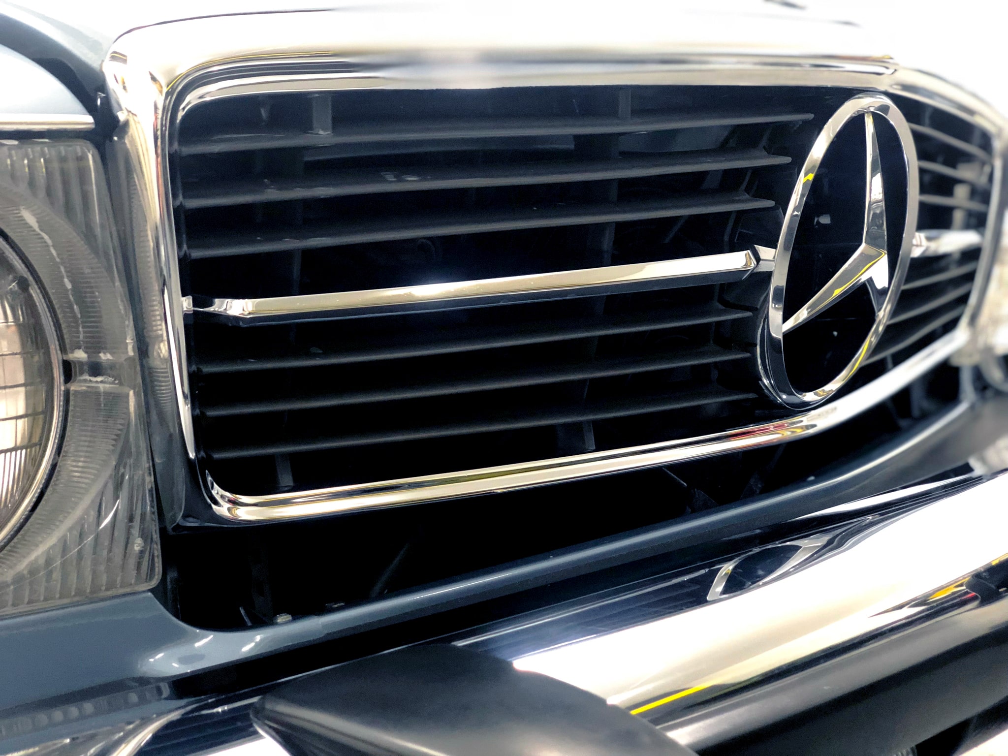 Grille avant parfaitement propre, brillante et tonique d'une Mercedes bleue classique après avoir été protégée avec <span  class='notranslate'><span  class='notranslate'>ClearFX</span> Trim</span>