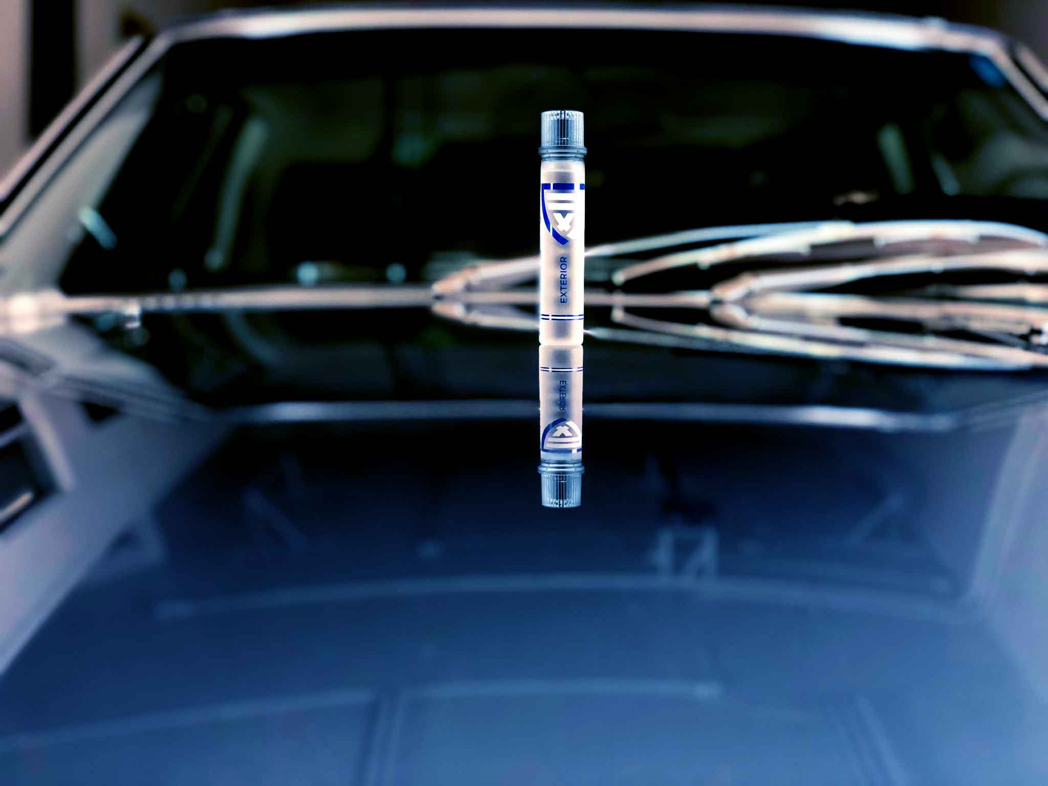 Botella de producto <span  class='notranslate'><span  class='notranslate'>ClearFX</span> Exterior</span> transparente como el cristal en el capó de un Mercedes Benz 500 SL Coupe vintage azul de 1976