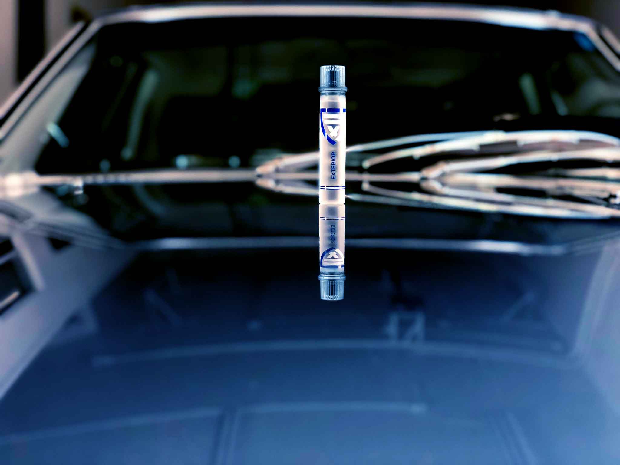 Garrafa de produto transparente <span  class='notranslate'><span  class='notranslate'>ClearFX</span> Exterior</span> no capô de um Mercedes Benz 500 SL Coupe vintage 1976 azul