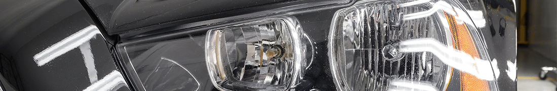 Farol esquerdo claro, brilhante, reflexivo e transparente de um carro preto após tratamento de restauração <span  class='notranslate'>FX Headlight</span>
