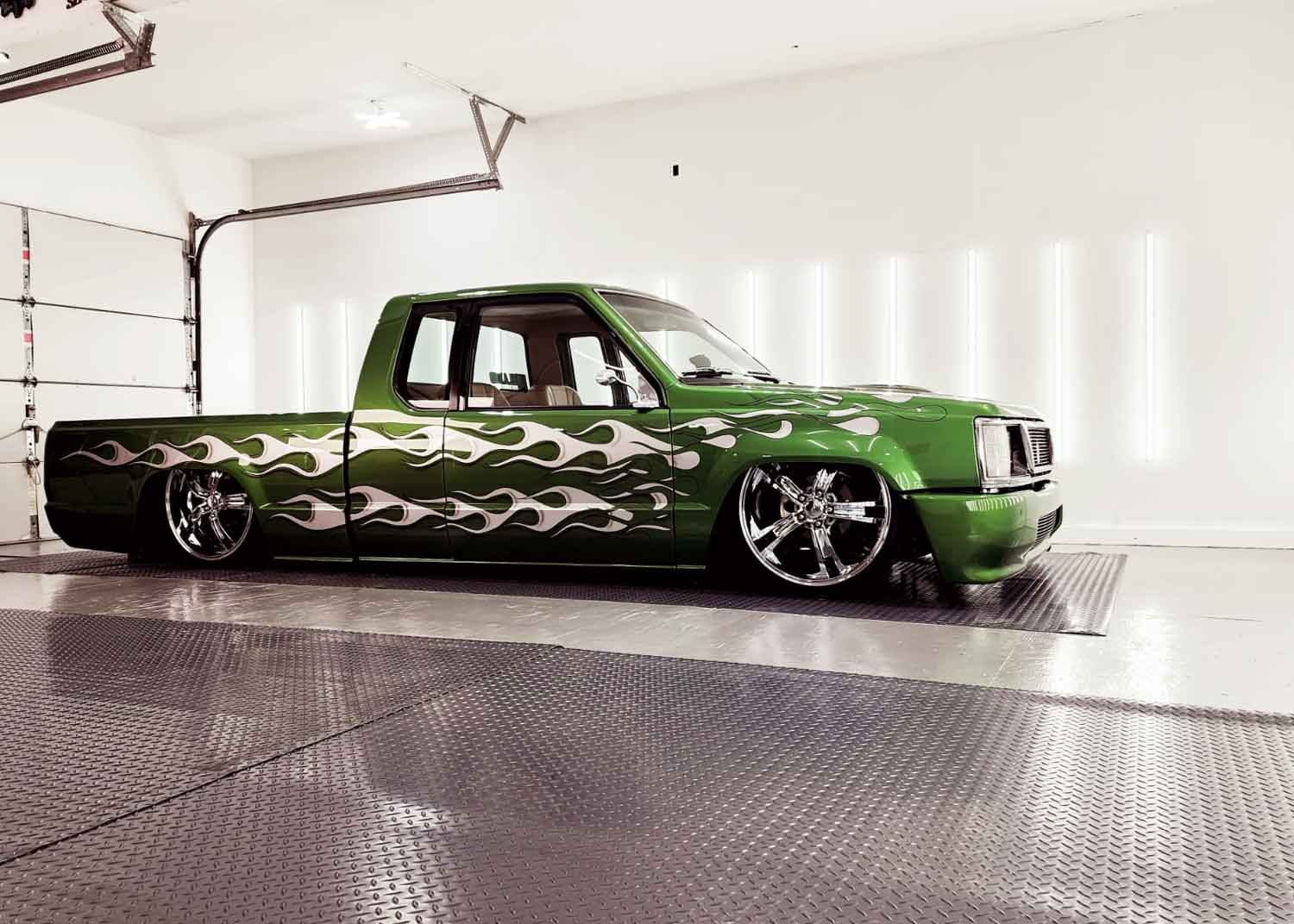 Gros plan d'un low rider vert garé dans un magasin RestorFX West Niagara bien éclairé