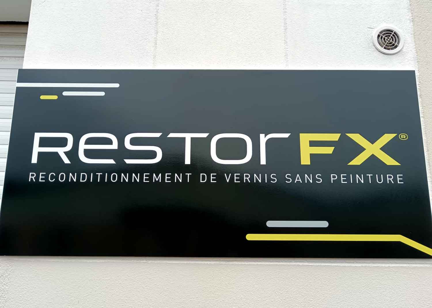 Panneau RestorFX La Rochelle monté sur le mur extérieur